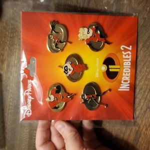 2018 Incredibles 2 pin trading set